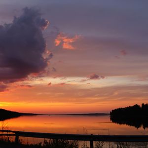 Превью обои озеро, облака, закат, небо, пейзаж, горизонт, отражение, темный