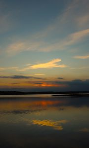 Превью обои озеро, облака, закат, небо, природа, темный