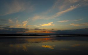 Превью обои озеро, облака, закат, небо, природа, темный