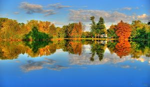 Превью обои озеро, отражение, деревья, осень, цвета, берег, дом