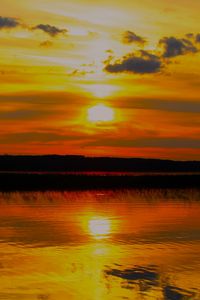 Превью обои озеро, река, отражение, вода, солнце, закат, пейзаж, темный