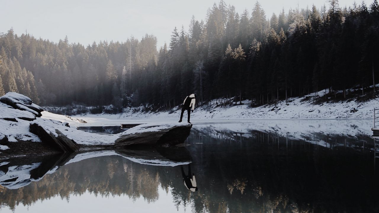 Обои озеро, силуэт, камень, снег, деревья, отражение