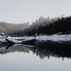 Превью обои озеро, силуэт, камень, снег, деревья, отражение