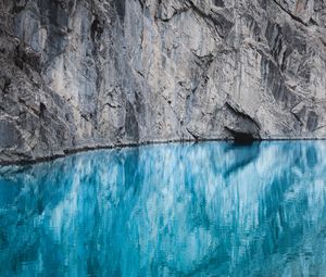 Превью обои озеро, скала, обрыв, вода, гора