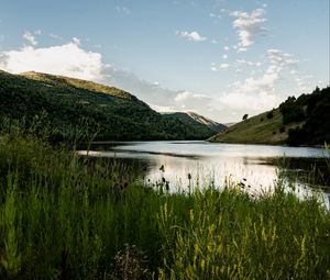 Превью обои озеро, трава, холм, вода, небо