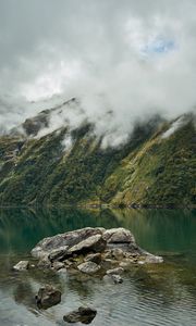 Превью обои озеро, туман, скалы, гора, камень, новая зеландия