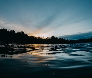 Превью обои озеро, вода, берег, закат, темный
