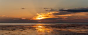Превью обои озеро, вода, блики, закат, природа