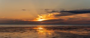 Превью обои озеро, вода, блики, закат, природа