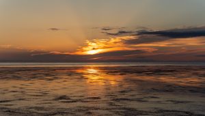 Превью обои озеро, вода, блики, закат, природа