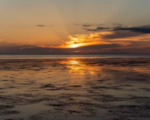 Превью обои озеро, вода, блики, закат, природа