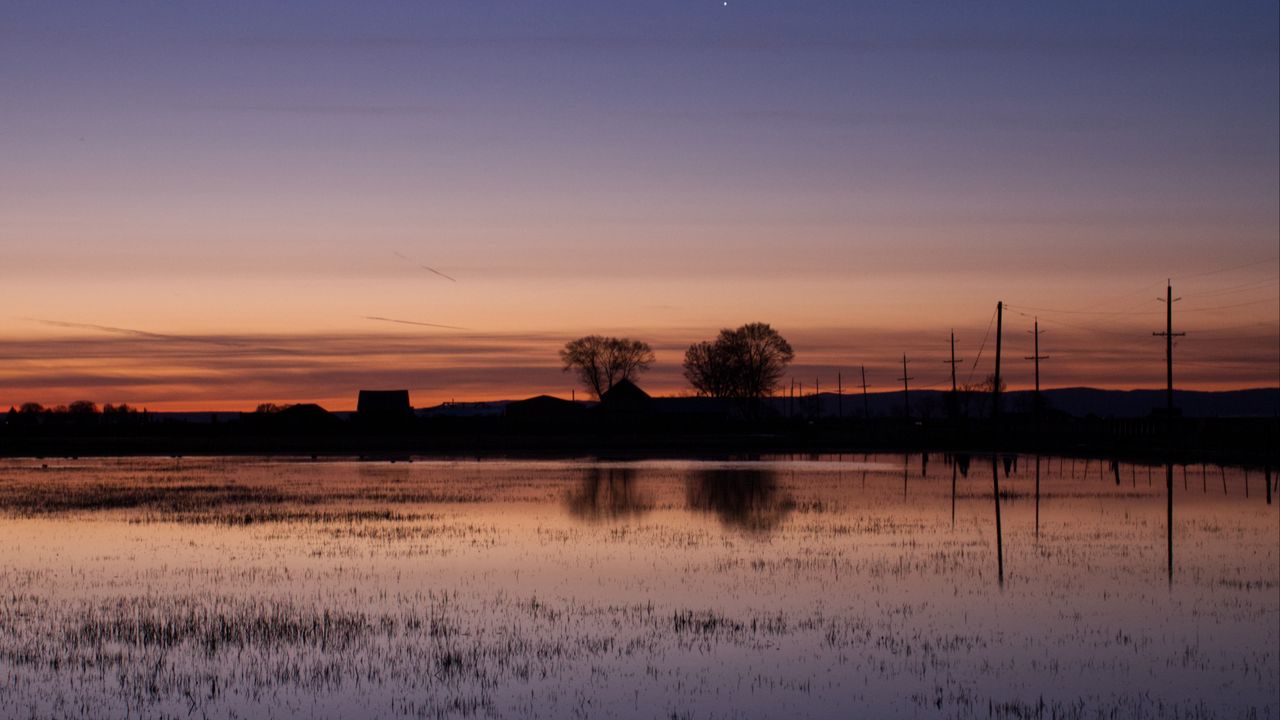 Обои озеро, вода, дома, закат, темный