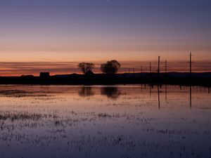 Превью обои озеро, вода, дома, закат, темный