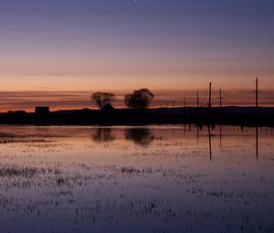 Превью обои озеро, вода, дома, закат, темный