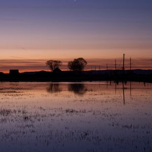 Превью обои озеро, вода, дома, закат, темный