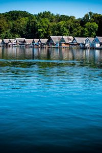 Превью обои озеро, вода, дома, крыши, деревья