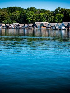 Превью обои озеро, вода, дома, крыши, деревья