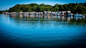 Превью обои озеро, вода, дома, крыши, деревья