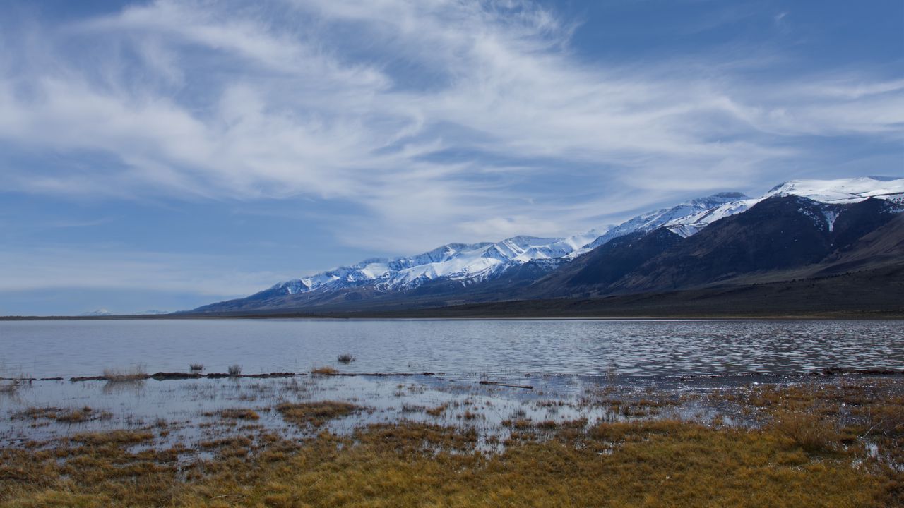 Обои озеро, вода, горы, облака, небо, пейзаж