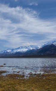 Превью обои озеро, вода, горы, облака, небо, пейзаж
