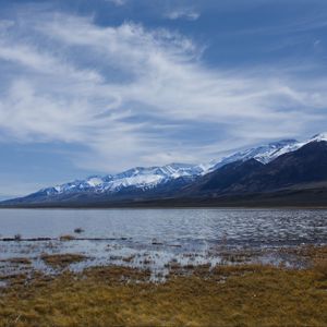 Превью обои озеро, вода, горы, облака, небо, пейзаж