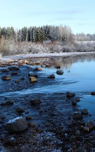 Превью обои озеро, вода, камни, снег, деревья, зима, лес, природа