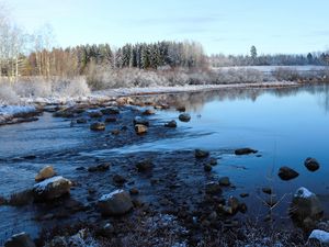 Превью обои озеро, вода, камни, снег, деревья, зима, лес, природа