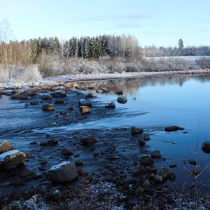 Превью обои озеро, вода, камни, снег, деревья, зима, лес, природа