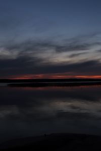 Превью обои озеро, вода, облака, закат, небо, отражение, темный