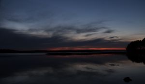Превью обои озеро, вода, облака, закат, небо, отражение, темный