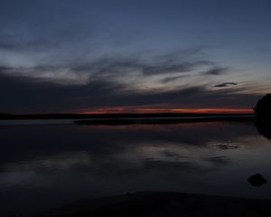 Превью обои озеро, вода, облака, закат, небо, отражение, темный