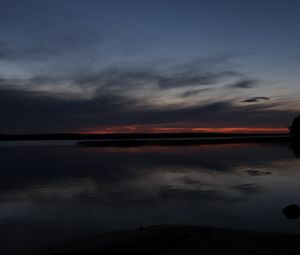 Превью обои озеро, вода, облака, закат, небо, отражение, темный