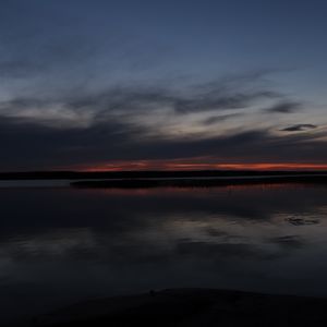 Превью обои озеро, вода, облака, закат, небо, отражение, темный