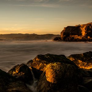 Превью обои озеро, вода, скалы, камни, закат, природа, пейзаж