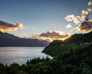 Превью обои озеро, закат, деревья, горы, уакатипу, новая зеландия
