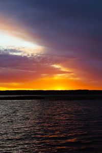 Превью обои озеро, закат, вода, солнце, небо, природа, пейзаж, вечер