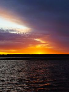 Превью обои озеро, закат, вода, солнце, небо, природа, пейзаж, вечер