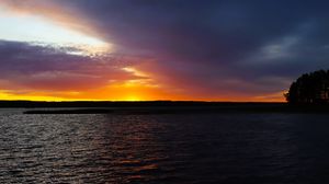 Превью обои озеро, закат, вода, солнце, небо, природа, пейзаж, вечер