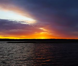 Превью обои озеро, закат, вода, солнце, небо, природа, пейзаж, вечер