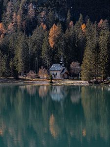 Превью обои озеро, здание, берег, деревья, вода