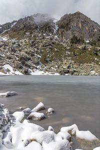 Превью обои озеро, зима, снег, горы, камни, природа