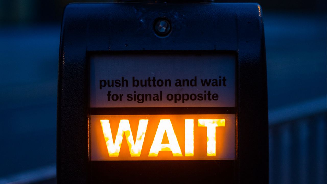 Обои ожидание, кнопка, надпись, сигнал, темный, подсветка