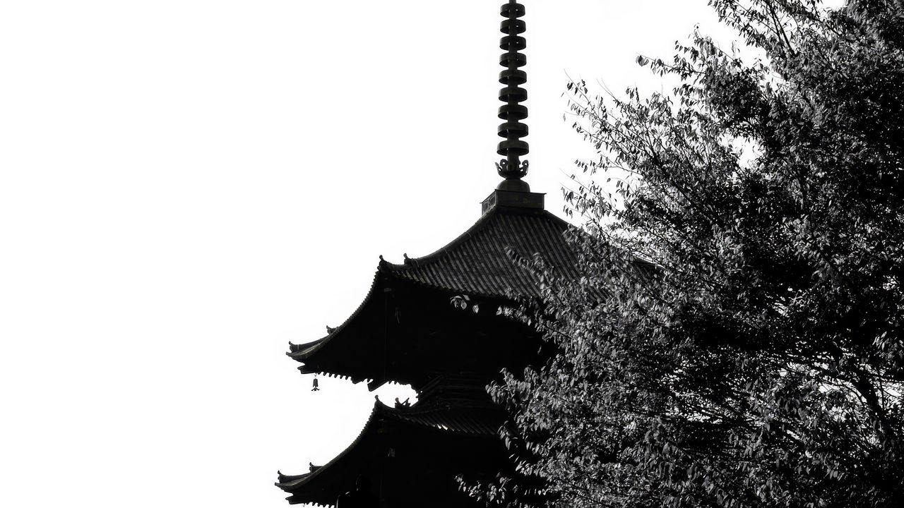 Обои пагода, архитектура, шпиль, чб, темный