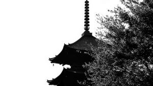 Превью обои пагода, архитектура, шпиль, чб, темный
