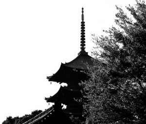 Превью обои пагода, архитектура, шпиль, чб, темный