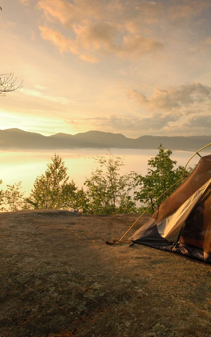 Лагерь на берегу озера. Палатка на берегу реки. Палатка на берегу озера. Поход с палатками. Палатка на природе.