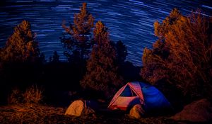 Превью обои палатка, деревья, звездное небо, долгая выдержка, темный