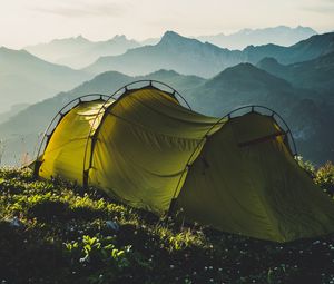 Превью обои палатка, горы, путешествие, кемпинг, туман, небо