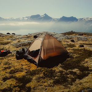 Превью обои палатка, горы, туман, кемпинг
