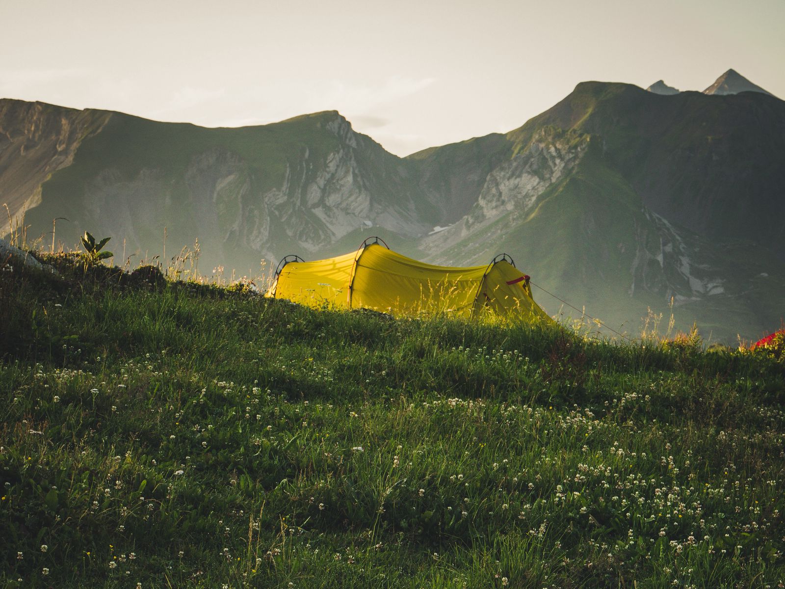 Mountain camp. Палатка на природе. Палатка в горах. Кемпинг в горах.